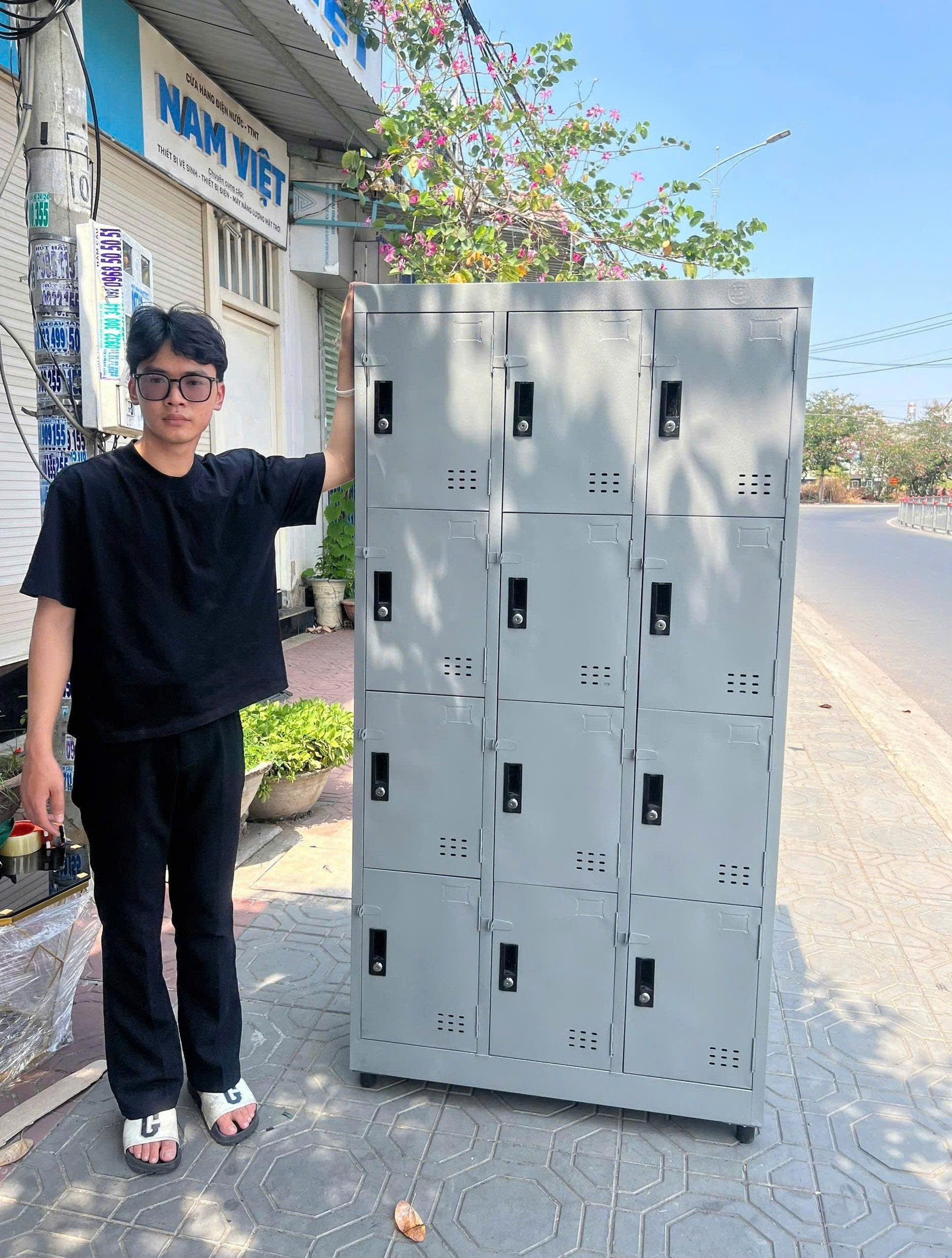 Tủ locker 12 cửa – mỗi nhân viên một ngăn riêng